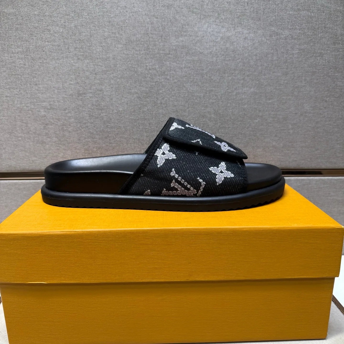 ⬛️Men's shoes 💰p320 [LV～] Men's casual slippers 2025z cabinet sales simultaneously 🔶Size: 38-44 #️⃣ 🔷2 colors🔜The upper is made of multi-material splicing➕Genuine leather lining, comfortable and breathable, sole: original comfortable and wear-resistant outsole, ⚠️Real shot📱Photographed🎬The real thing is better📢📢📢